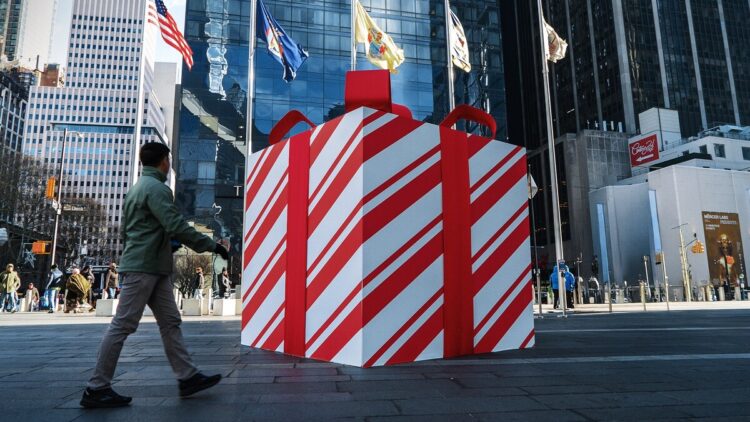 Ghirardelli Chocolate Unites Hundreds of Strangers To Sing in Celebration of National Peppermint Bark Day